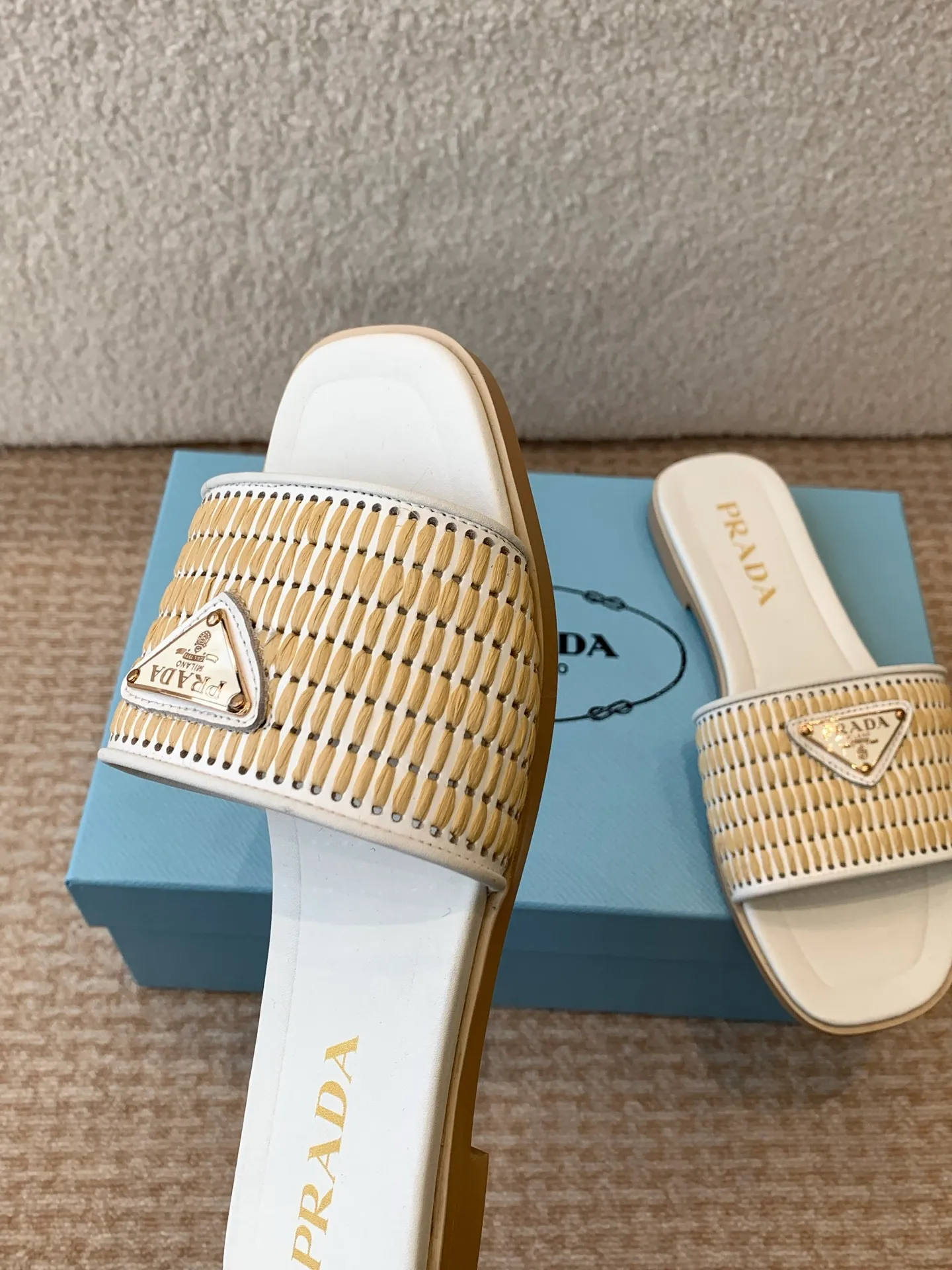 👟👟Ex-factory price 420👟👟 Prada 25ss new spring and summer Prada woven slippers Modern lines and original architectural volumes define these complex charms. The iconic geometric shape of the Prada triangle inspires the heel design, highlighting the taper and soft curves with a unique modern touch.  Upper: original woven upper, lining cowhide, outsole: Italian genuine leather outsole Size: #35-42 (40, 41, 42 customized, non-refundable)